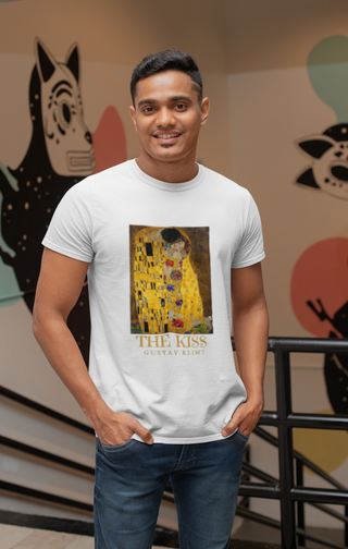 Gustav Klimt — The Kiss Classic Edition T-Shirt | Wearable Art