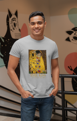 Gustav Klimt — The Kiss Classic Edition T-Shirt | Wearable Art